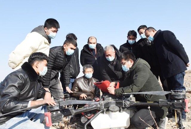 “冬閑變冬忙” 尉犁縣將無人機實操課堂搬到田間地頭(圖1) “冬閑變冬忙” 尉犁縣將無人機實操課堂搬到田間地頭(圖1)