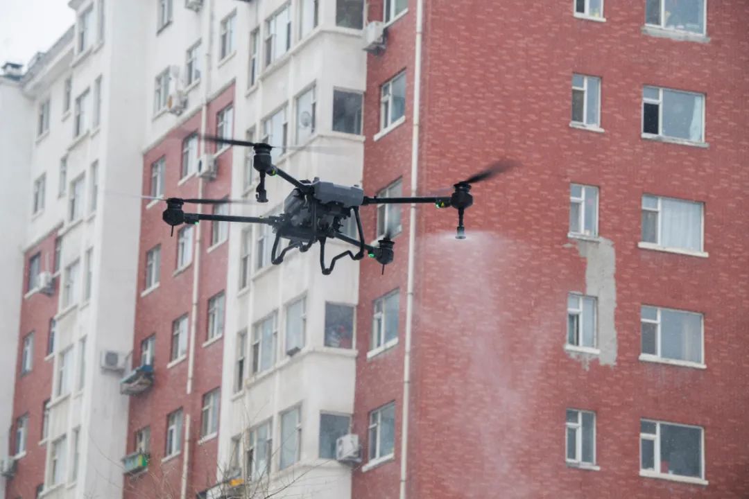 無人機(jī)進(jìn)社區(qū)構(gòu)建“三位一體”堅(jiān)固疫情防控體系(圖2) 無人機(jī)進(jìn)社區(qū)構(gòu)建“三位一體”堅(jiān)固疫情防控體系(圖2)