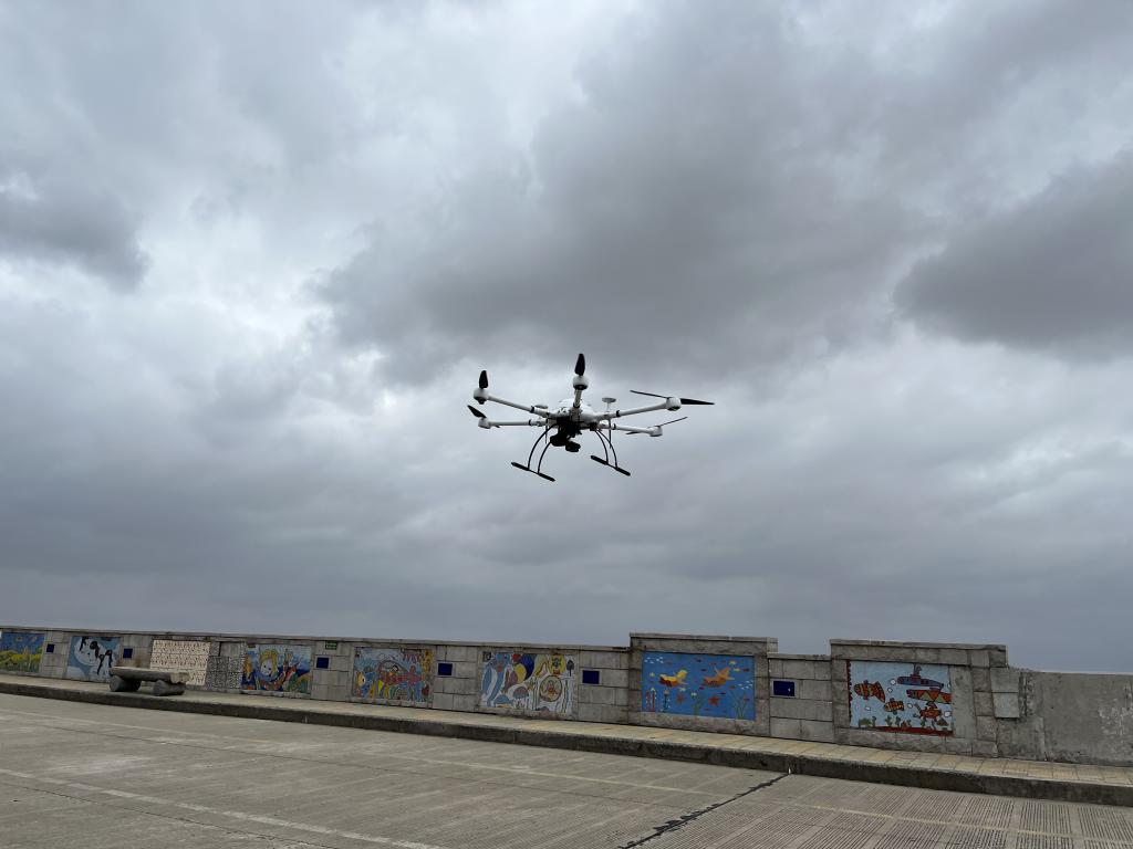 奉賢公安啟用無(wú)人機(jī)巡邏應(yīng)對(duì)臺(tái)風(fēng)來(lái)襲(圖1)