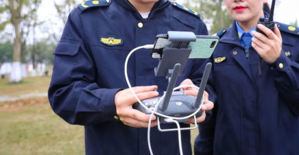 海口市城管利用無人機(jī)喊話勸離垂釣市民(圖2)